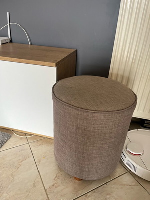 Pouf like new with fabric cover and wooden legs