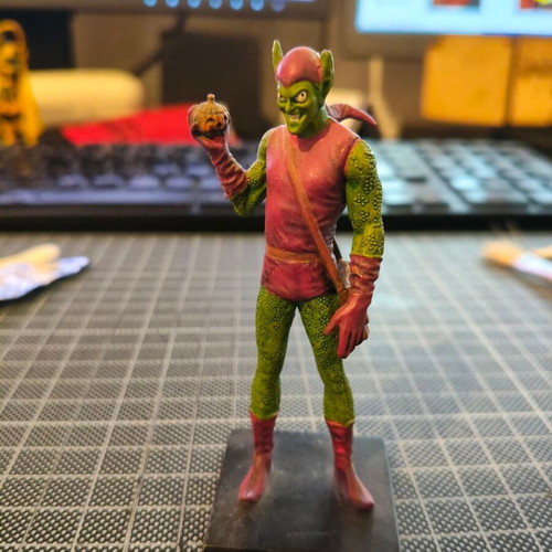 Eaglemoss Marvel Classic Green Goblin refurbished figurine with magazine