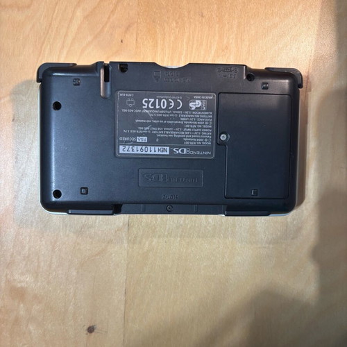 Nintendo DS употребяван с износване на дясното закопчаване