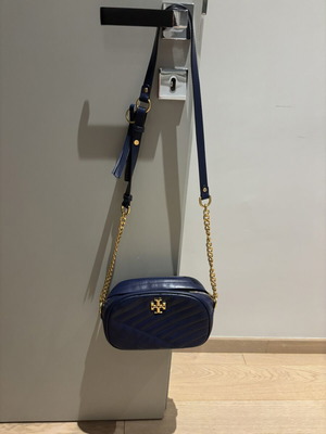 Tory Burch Kira Chevron μικρή τσάντα κάμερα σαν καινούργιο, μπλε δέρμα χιαστί