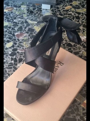 High sandal size 39 like new, black with tie