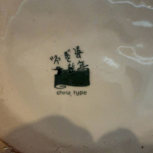 Decorative porcelain vase used with oriental design