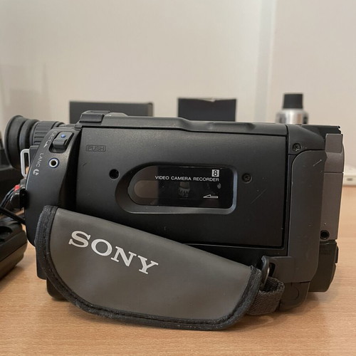 Sony Handycam Video8 Camcorder NightShot 0 Lux 18x Optical Zoom excellent condition