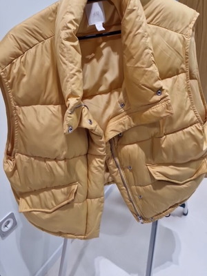 Zara sleeveless jacket like new, wide fit, mustard color