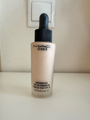 Mac Studio Waterweight SPF 30 foundation like new, shade NC15