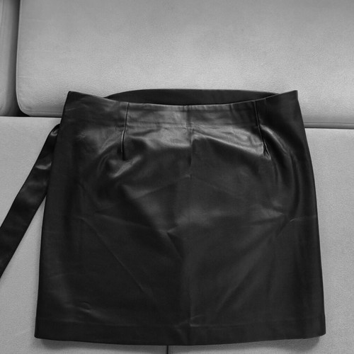 Mango black leather texture skirt, like new, size L