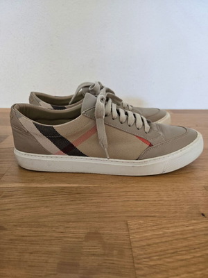 Burberry sneakers size 39 beige like new