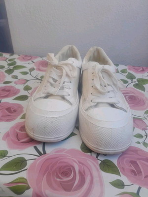 White sneaker size 37 used in very good condition