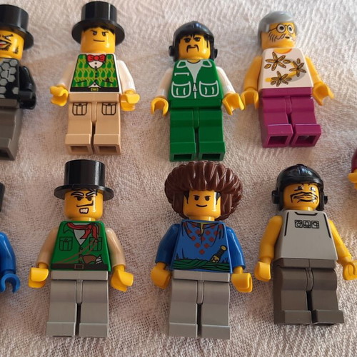Lego Minifigures pack of 9 like new