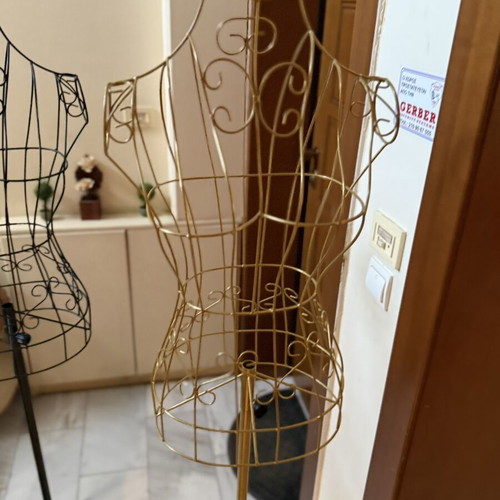 Metal dress form mannequin like new, display base