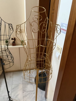 Μεταλλική κούκλα ραπτικής σαν καινούργιο, βάση έκθεσης ρούχων
