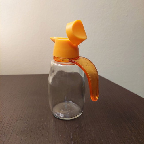 Herevin glass jug for olive oil and vinegar like new with plastic lid