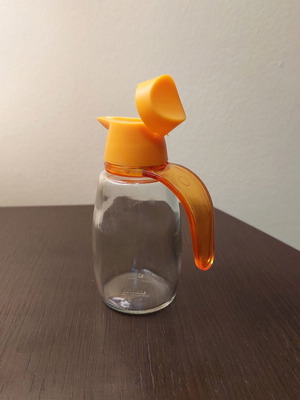 Herevin glass jug for olive oil and vinegar like new with plastic lid