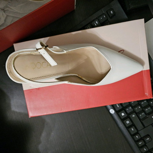 Doca white pointed pumps size 38 like new