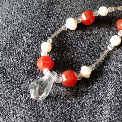 Pendant with agate and pearls used