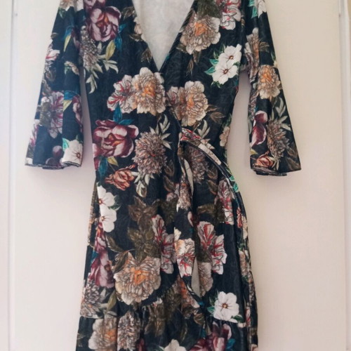 Dress printed with velvety texture wrap style like new, with belt
