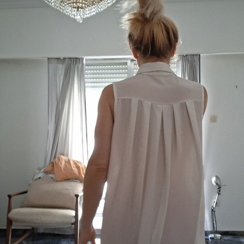 Sleeveless white shirt top