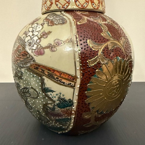 Satsuma vase with lid like new with handmade embossed painting