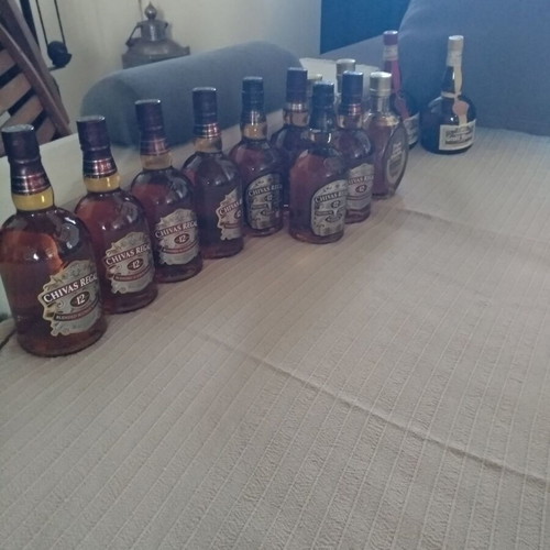 Whisky new, about 30 bottles Black Label, Chivas Regal, Dimple