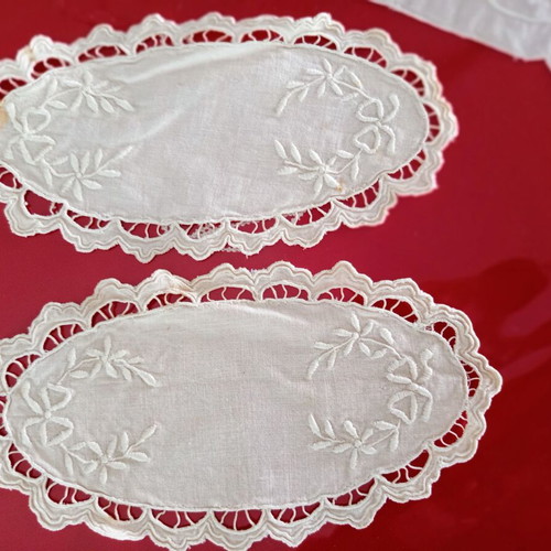 Set of 6 vintage tray and decoration doilies like new