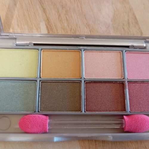 Eyeshadow palette and eye pencil set new, pack of 8 colors