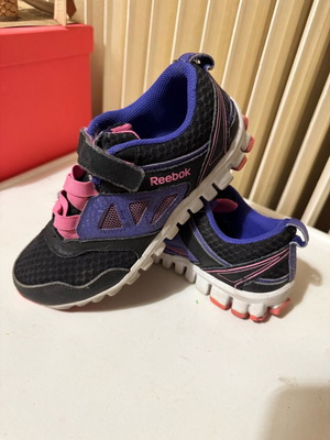 Reebook boys' shoes like new, size 31.5