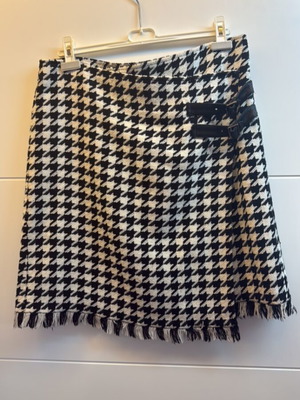 Wool skirt with fringes at the bottom like new, size XXL, black and white