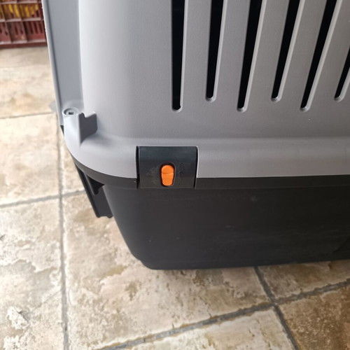 Bergamo dog transport crate like new, approved for airplane travel