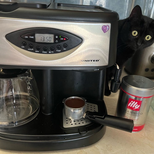 United coffee maker like new with milk frother