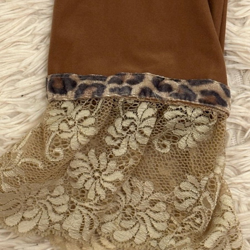 Elastic blouse used with leopard pattern and lace sleeves brown
