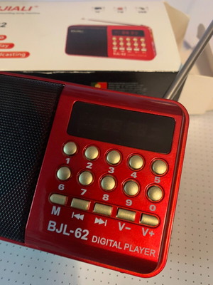 Ραδιόφωνο φορητό Bluetooth με επαναφορτιζόμενη μπαταρία και δώρο