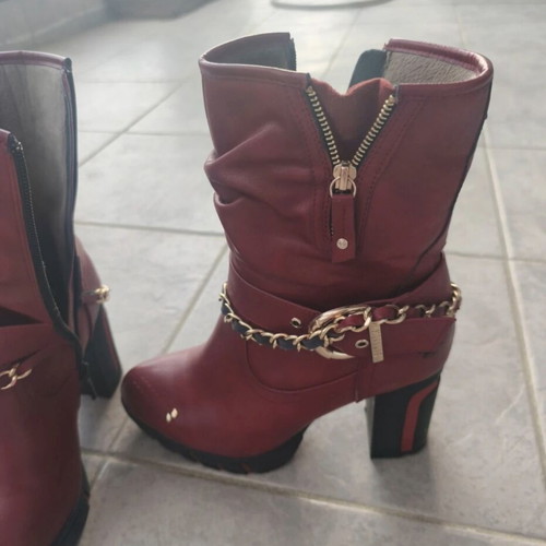 Mustang red leather ankle boots like new