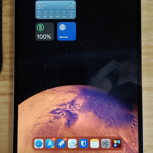 Apple iPad Pro 10.5 with Apple Pencil 1st Gen and Dodocool keyboard case