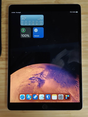 Apple iPad Pro 10.5 with Apple Pencil 1st Gen and Dodocool keyboard case