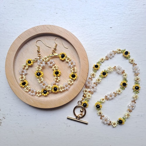 Jewelry set with necklace and earrings yellow gold new