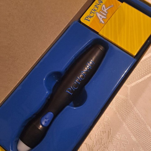 Pictionary Air board game like new