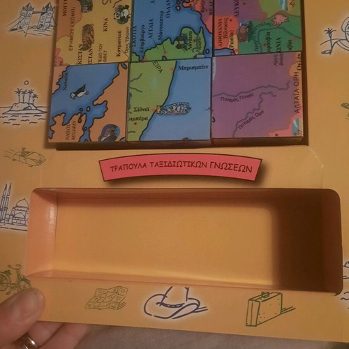 O Kosmos Se Kyvous puzzle-book used with activities