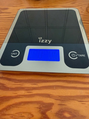 Izzy kitchen scale like new