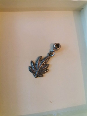 Leaf-shaped brass motif jewelry like new