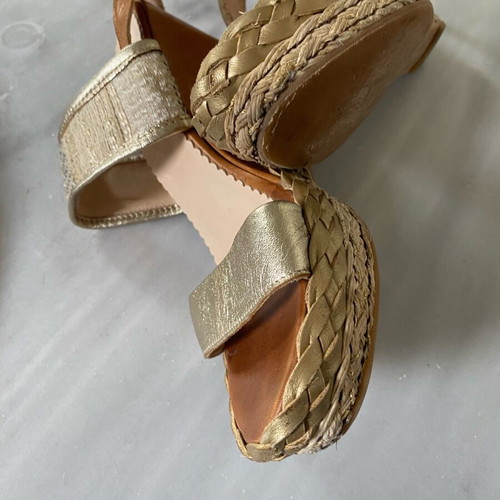 Beige platforms with woven heel and gold details like new