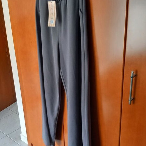 Gray pants new with wide legs and side pockets