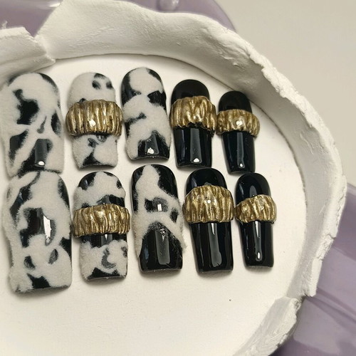Press On Nails medium με χνουδωτή υφή και χρυσές λεπτομέρειες καινούργιο