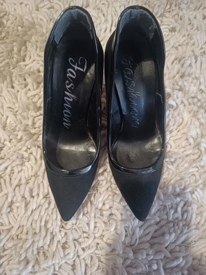 Black pumps like new with patent details, 9.5 cm heel, size 35