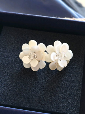 Flower earrings like new, white