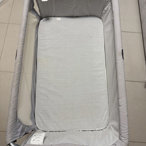 Chicco next2Me Essential crib with mattress and wheels like new