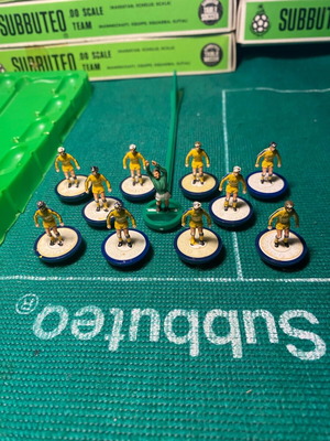 Vintage Subbuteo Leeds United team like new, hand painted