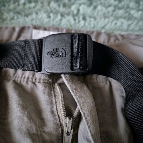 The North Face Convertible 2 in 1 pants/shorts like new, size L