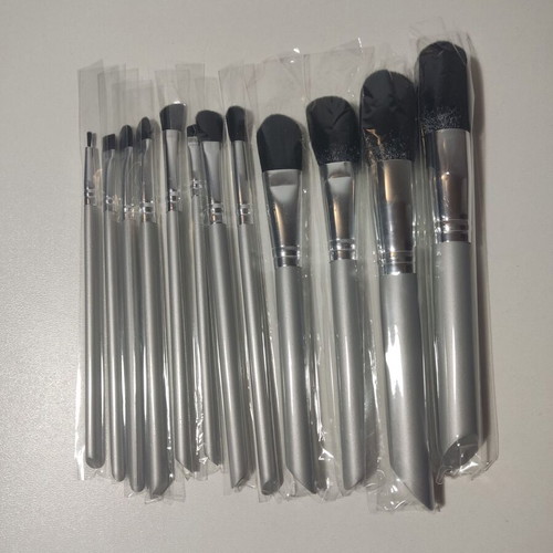 Makeup brush set synthetic hair case 12 pieces like new