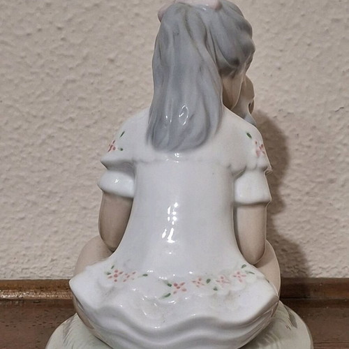 Cascades Friendship porcelain figurine, Spain