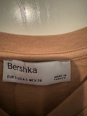 Μπλουζάκι Bershka μεταχειρισμένο, μακό crop top μπεζ, κοντομάνικο με βάτες
